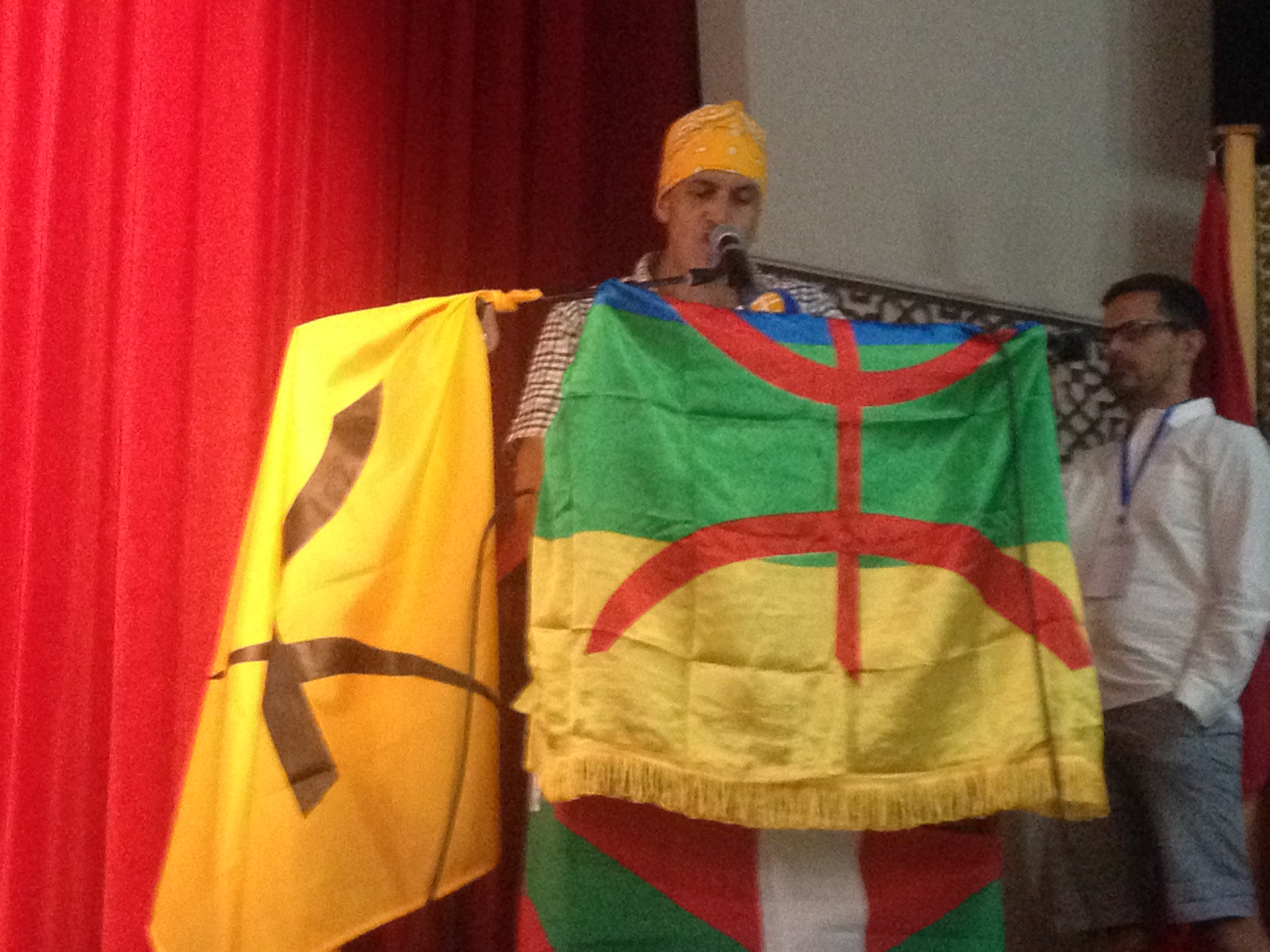 Ferhat Mehenni ovationné par les militants amazighs à la 7è session du Congrès mondial Amazigh
