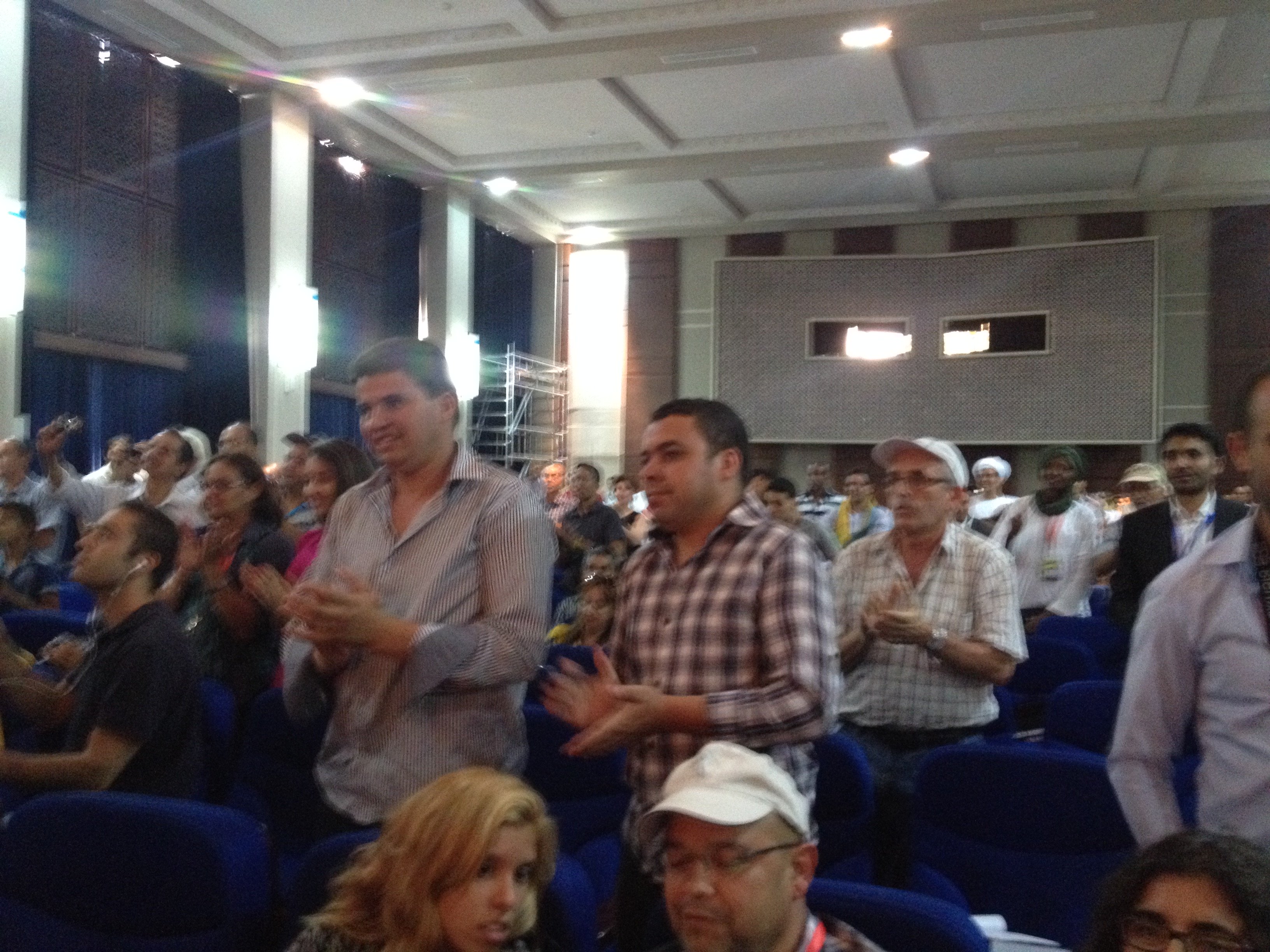Ferhat Mehenni ovationné par les militants amazighs à la 7è session du Congrès mondial Amazigh