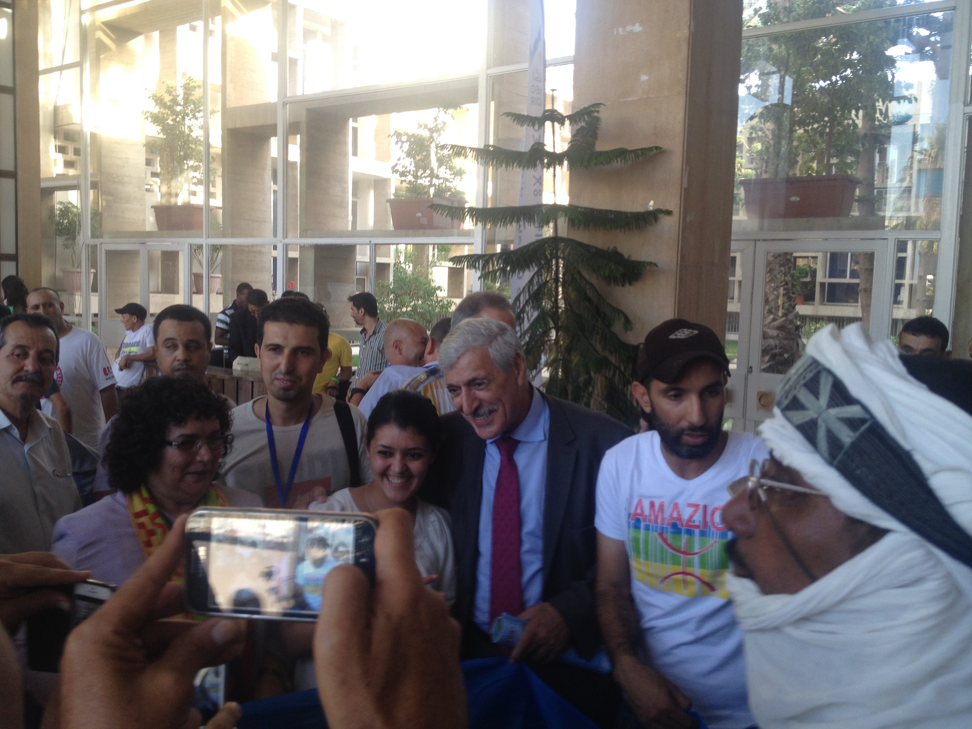 Ferhat Mehenni ovationné par les militants amazighs à la 7è session du Congrès mondial Amazigh