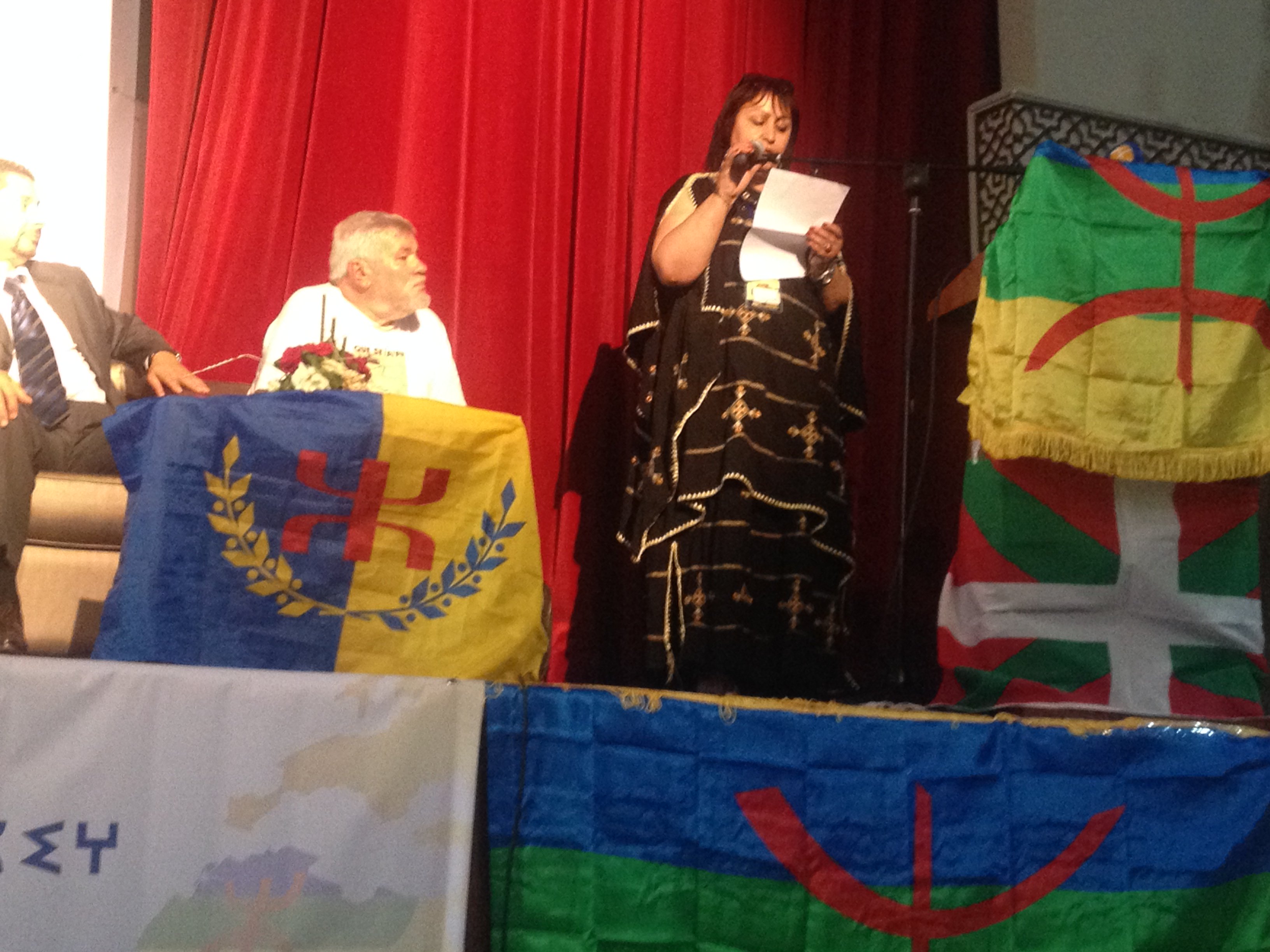 Ferhat Mehenni ovationné par les militants amazighs à la 7è session du Congrès mondial Amazigh