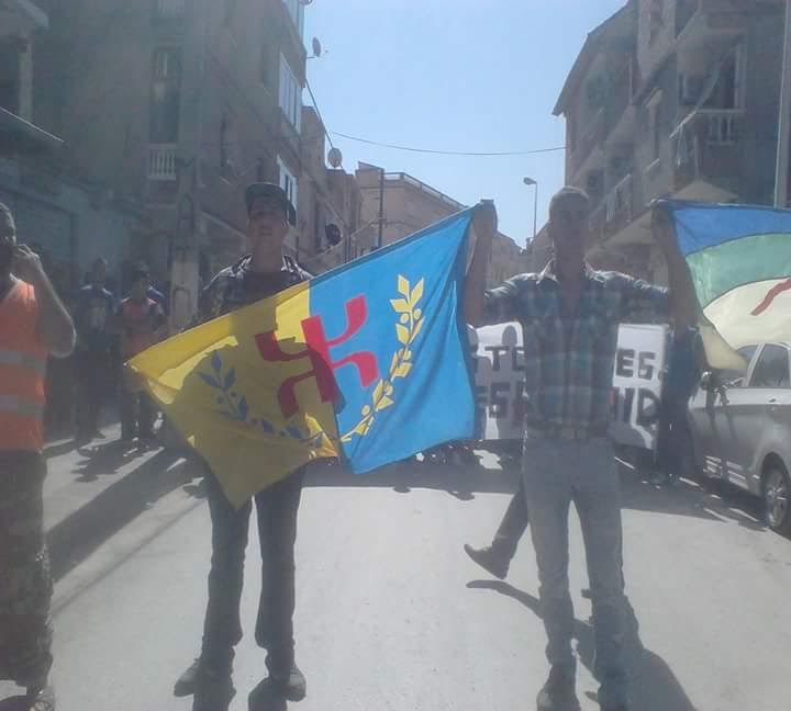 Foule nombreuse à Amizour pour dénoncer l'assassinat par l'armée algérienne d'un chasseur kabyle