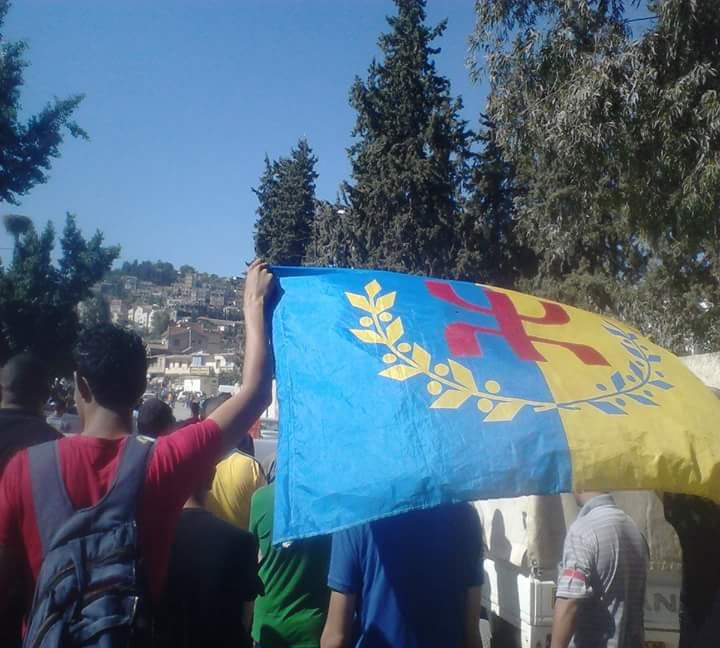 Foule nombreuse à Amizour pour dénoncer l'assassinat par l'armée algérienne d'un chasseur kabyle