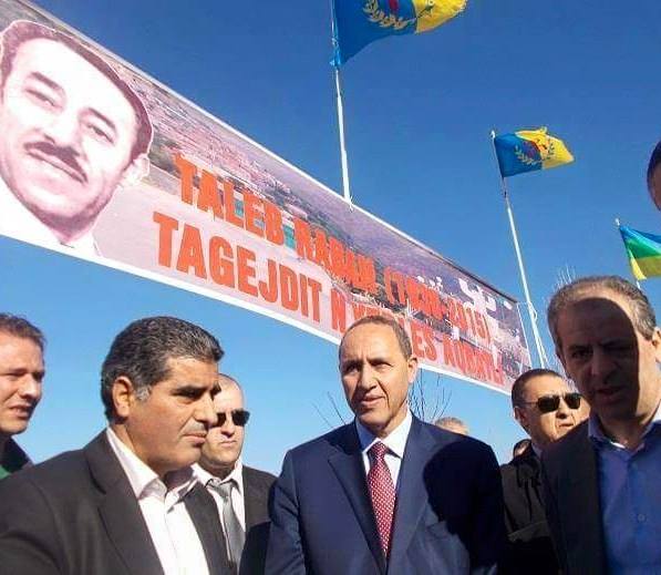 Malgré eux, des ministres algériens saluent le drapeau kabyle