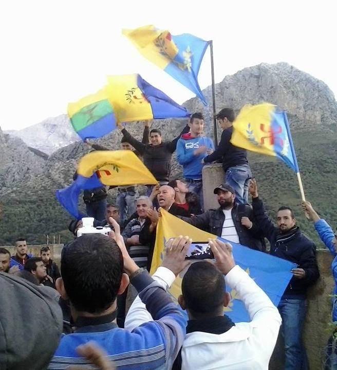 Meeting du MAK suivi du lever du drapeau national Kabyle à Agwni Ggeghran (vidéo)