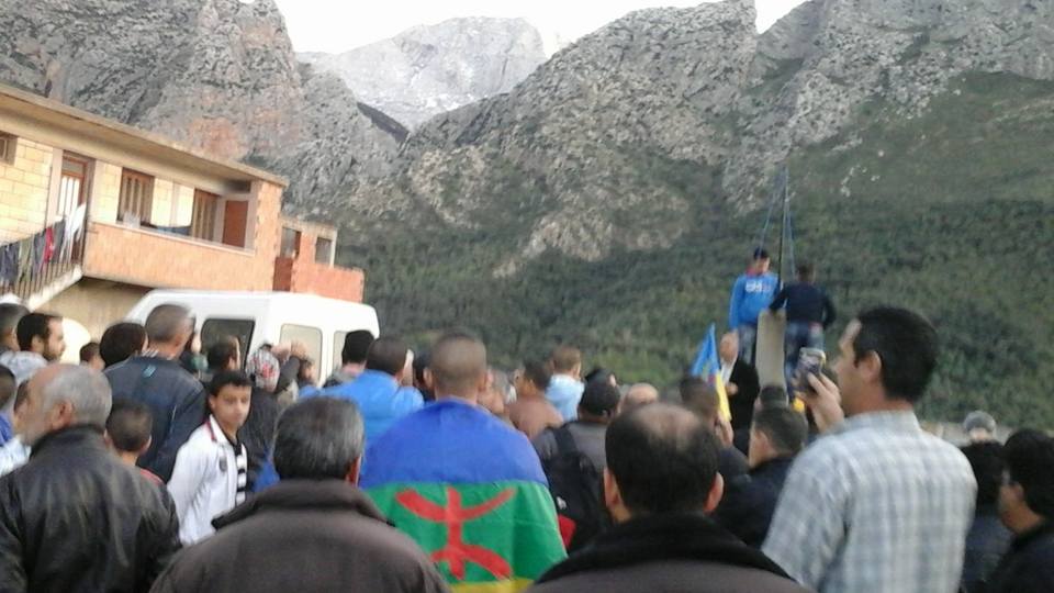 Meeting du MAK suivi du lever du drapeau national Kabyle à Agwni Ggeghran (vidéo)