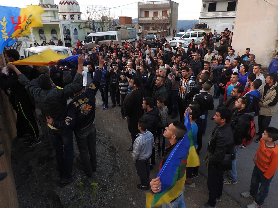 Meeting du MAK suivi du lever du drapeau national Kabyle à Agwni Ggeghran (vidéo)