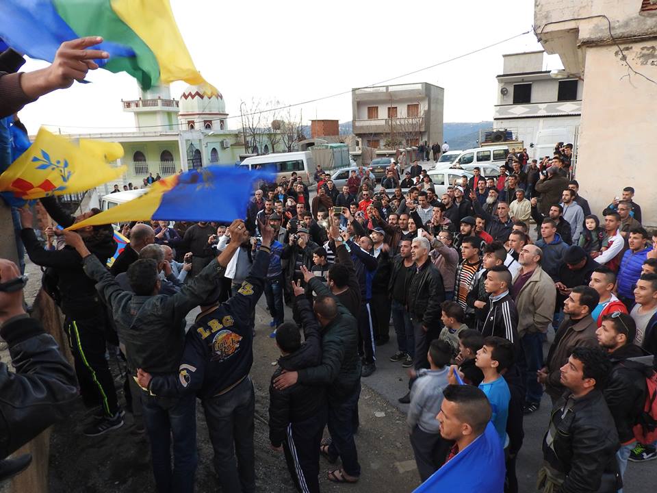 Meeting du MAK suivi du lever du drapeau national Kabyle à Agwni Ggeghran (vidéo)