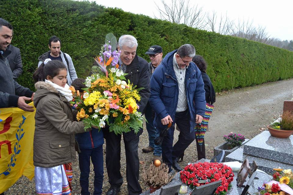 Recueillement de Ferhat Mehenni sur la tombe de l'aède kabyle, Slimane Azem