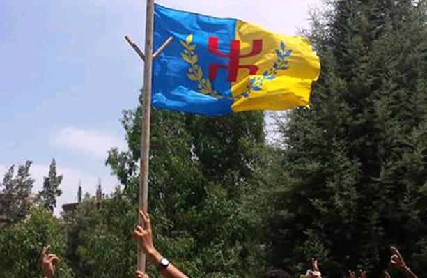 Lycée d'Iferhunen : les lycéens procèdent au lever du drapeau national kabyle 