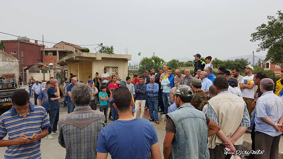 Le drapeau kabyle flotte à At Yani