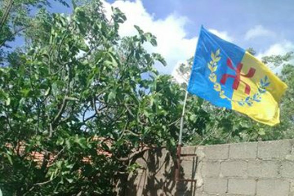 Urgent : Un militant du MAK arrêté pour son refus d'enlever le drapeau kabyle de son domicile